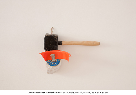 Anna Fasshauer  Kaviarhammer, 2013, Holz, Metall, Plastik, 33 x 27 x 20 cm 